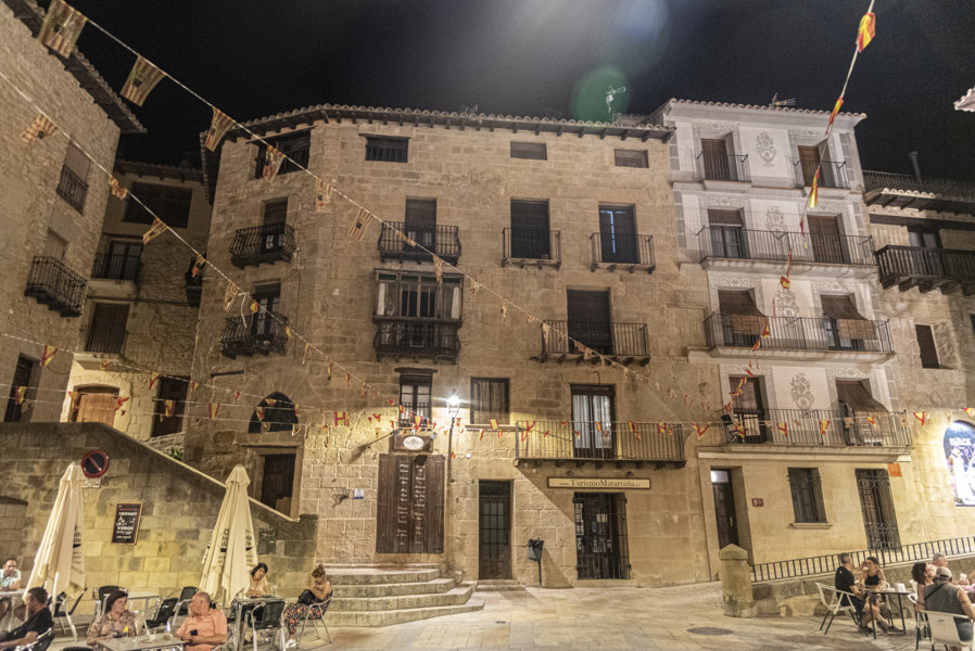 Teruel - Valderrobres 18 - plaza de España.jpg